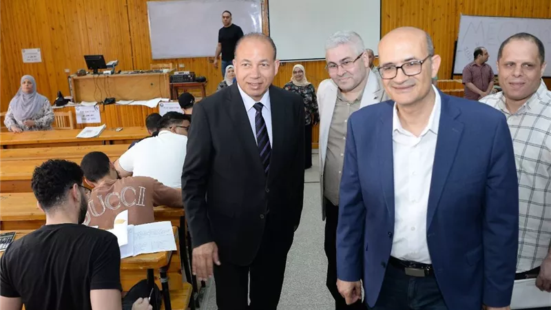 رئيس جامعة المنصورة يتفقد لجان الامتحانات بكليتي الهندسة وطب الأسنان