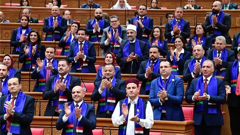 نواب حماة الوطن يقفون للترحيب بعقيلة تحت القبة بالتصفيق الحار