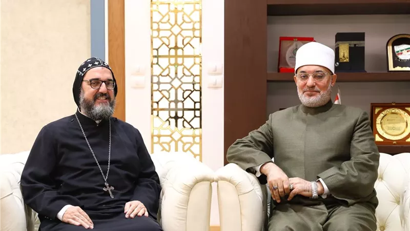 مفتي الجمهورية يستقبل كاهن الكنيسة السريانية في مصر للتهنئة بعيد الأضحى
