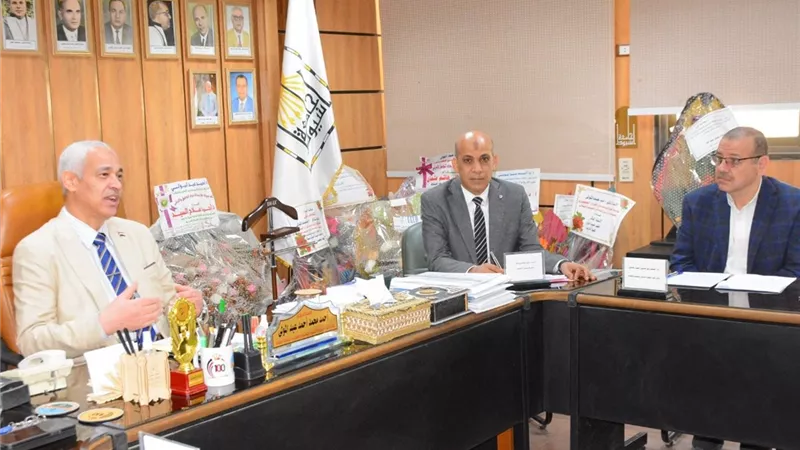 تطوير العملية التعليمية والخدمات الطلابية على مائدة اجتماع جامعة أسيوط 