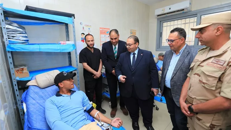 رئيس جامعة كفر الشيخ يتفقد حملة التبرع بالدم للطلاب ويشيد بروح العطاء 