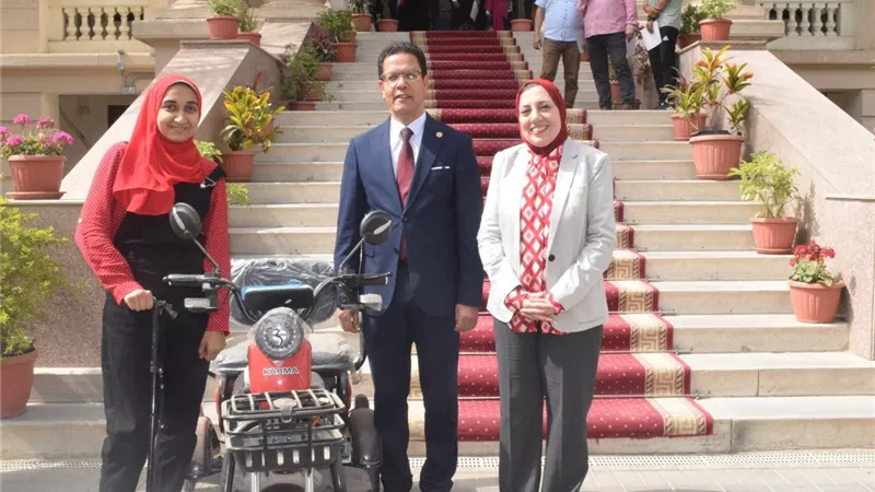 جامعة بنها تكرم أبطالها الرياضيين وتدعم ذوي القدرات الخاصة بسكوترات