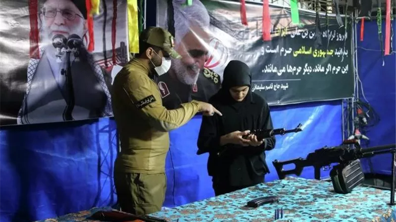 إيران تدرب مواطنيها على استخدام الأسلحة.. ومخاوف من عودة الحرب