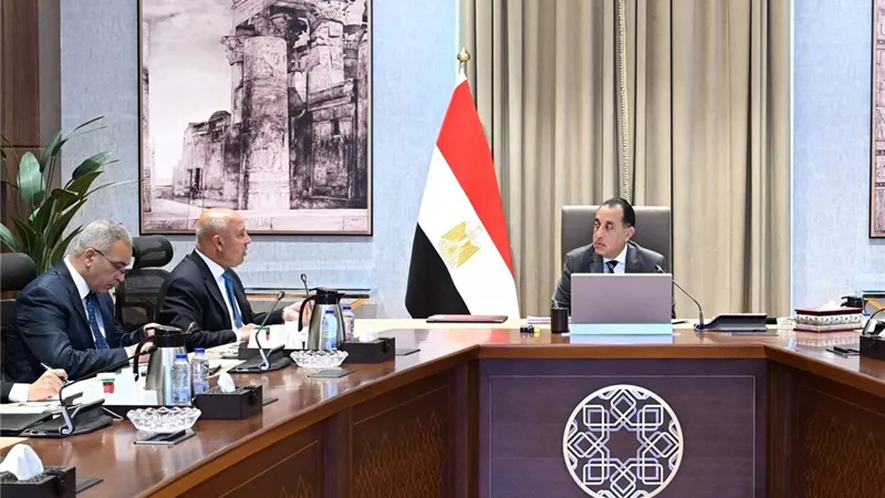 رئيس الوزراء يتابع الموقف التنفيذي لعدد من مشروعات الطرق