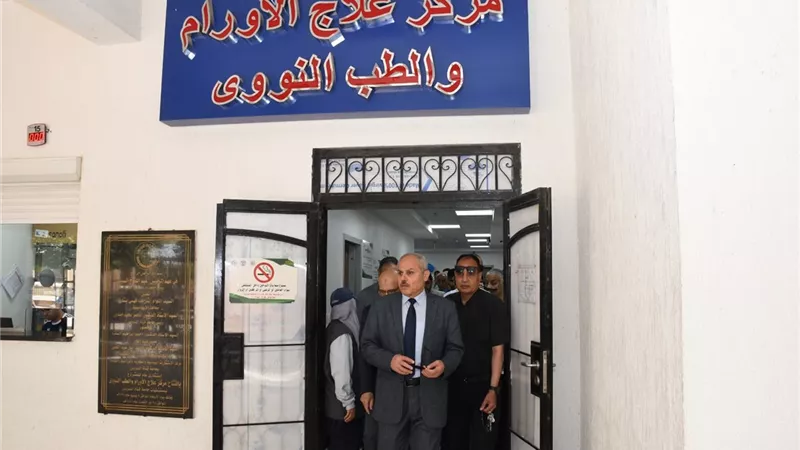 رئيس جامعة قناة السويس يتفقد مركز علاج الأورام والطب النووي 