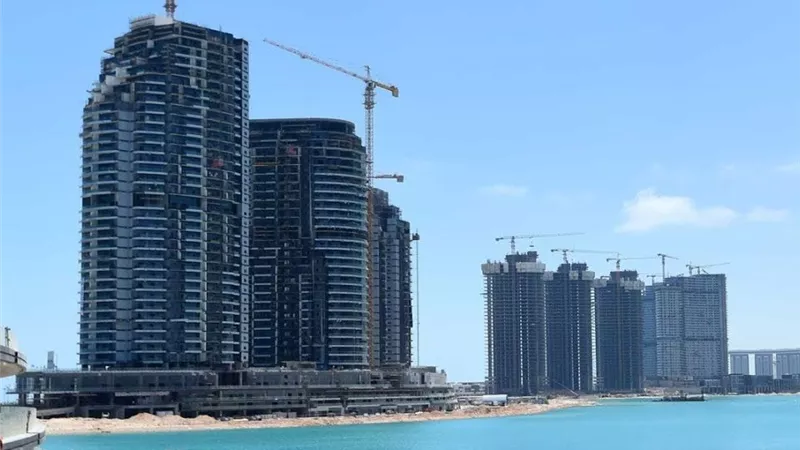 رئيس جهاز العلمين الجديدة يشدد على استخراج تراخيص تشغيل المحال التجارية