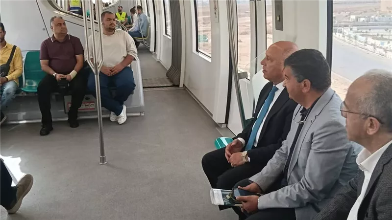 وزير النقل يستقل قطار المونوريل متوجها لعمله وللاطمئنان على سير العمل
