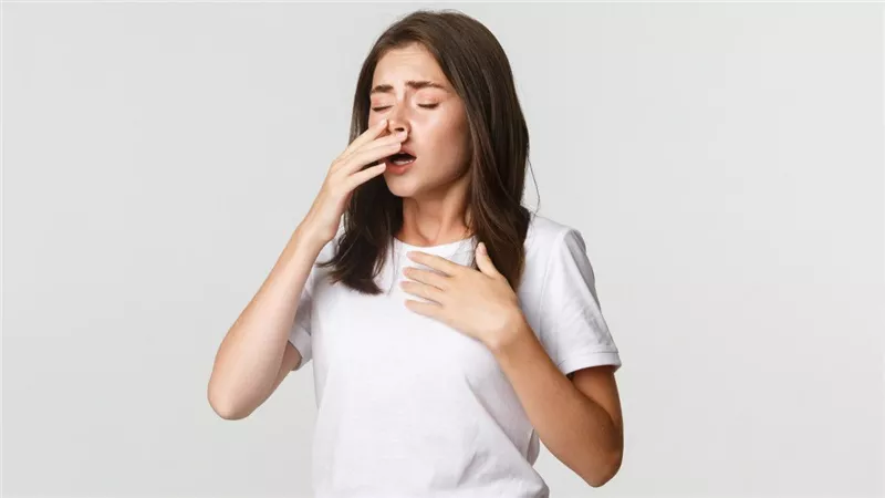 تعرف على سبب إغلاق العينين عند العطس 