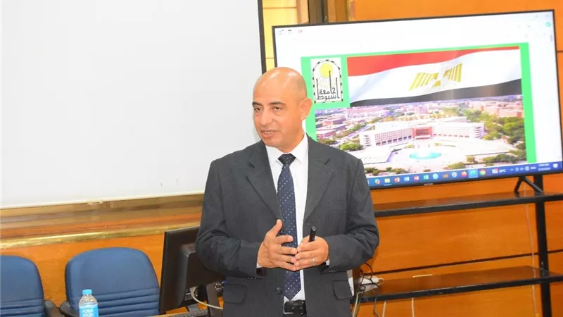جامعة أسيوط تنظم برنامج لتأهيل المتقدمين لشغل منصب عميد كلية