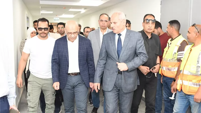 رئيس جامعة قناة السويس يتفقد لجان امتحانات كلية الزراعة