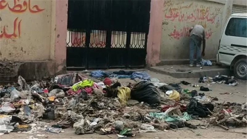 غضب أولياء أمور  مدرسة عبد الرحمن بن عوف بالسلام بسبب القمامة