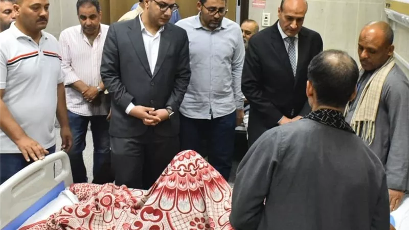 محافظ أسيوط يزور مصابي حادث أبنوب بالمستشفى الجامعي | صور
