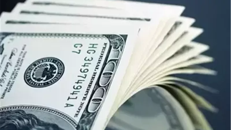 الدولار يقفز 28 قرشًا في ختام تعاملات الأربعاء ويسجل 53.47 جنيه