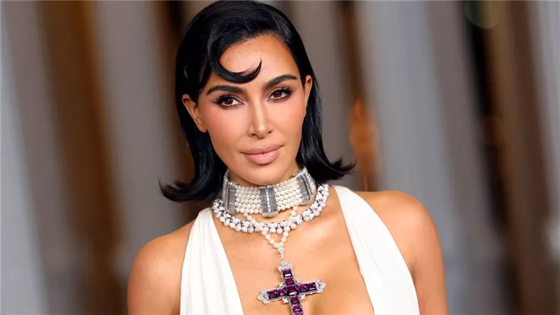 من أجل جمالها.. كيم كارداشيان تتناول 35 مكملاً غذائياً |فيديو