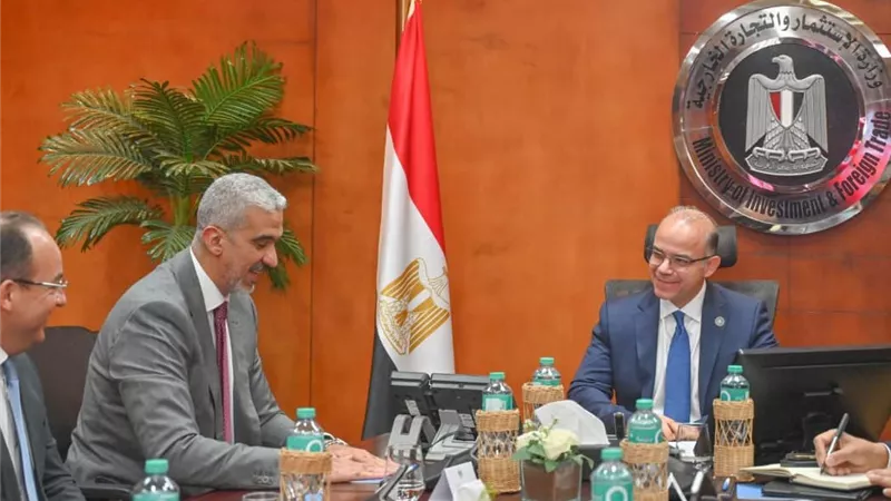 وزير الاستثمار يبحث مع ڤودافون تسريع الرقمنة وتبسيط إجراءات التجارة