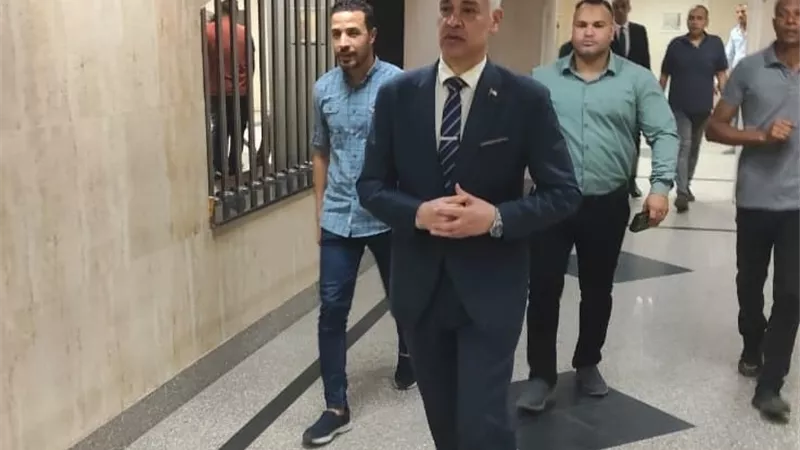 نائب رئيس جامعة أسيوط  يزور مصابي حادث أبنوب بمستشفى الإصابات الجامعي