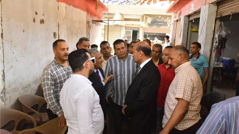  محافظ أسيوط يتفقد سوق الباعة بمنفلوط ويوجه بتنظيمه للقضاء على العشوائية