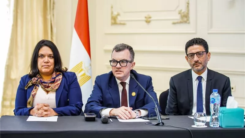 وزير التخطيط يبحث مع البنك المركزي والدولي آليات تمويل البنية التحتية