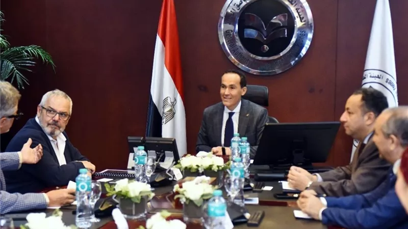 مصر تدرس مشروعين جديدين لـ «أونيفيرس» لتصنيع الملابس الجاهزة