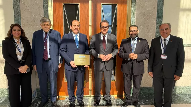 وزير الصحة يهنئ نائبه بمناسبة فوزه بجائزة «نيلسون مانديلا»