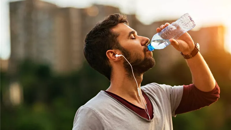 كيف يؤثر شرب الماء على عملية الهضم؟