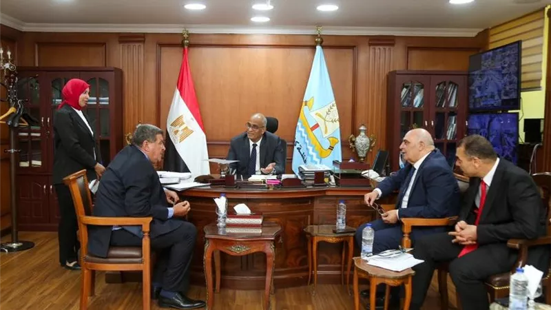 محافظ كفر الشيخ يلتقي نواب البرلمان والشيوخ لبحث مشكلات المواطنين
