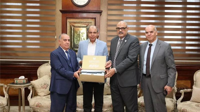 محافظ المنيا يبحث مع البنك الزراعي سبل التعاون لدعم الأسر الأولى بالرعاية