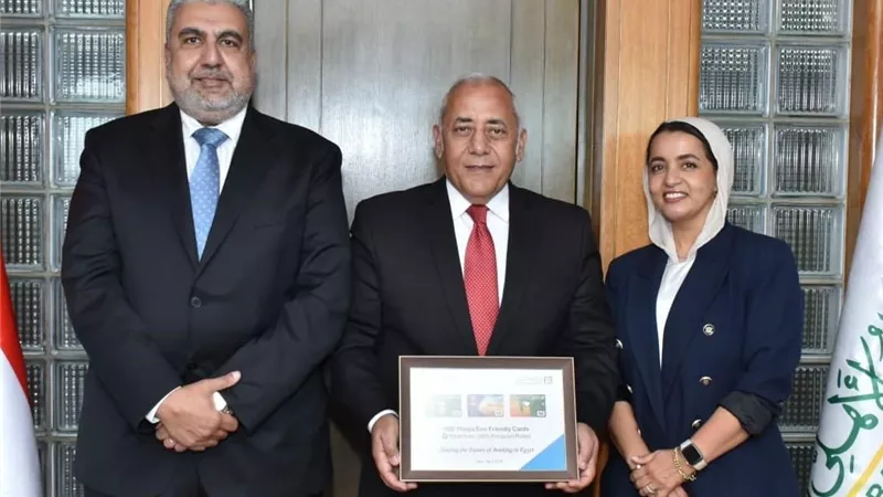 تقليل الانبعاثات 40%.. إطلاق بطاقة «ميزة» صديقة للبيئة من البنك الأهلي