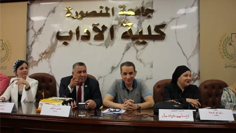 آداب المنصورة  تناقش مشروعات تخرُّج ببرنامج اللغة الإنجليزية 