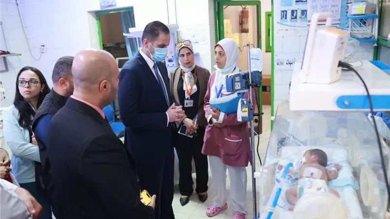 نائب وزير الصحة يجري جولة مفاجئة بالإسكندرية ويحيل المتغيبين للتحقيق