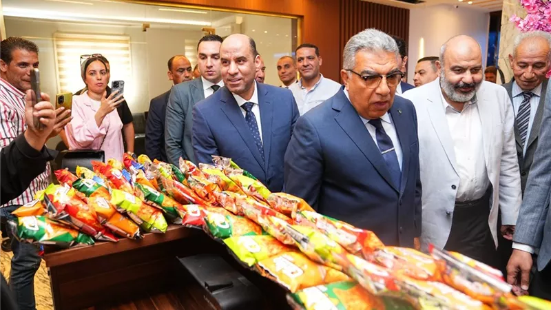 وزير العمل ومحافظ الدقهلية يتفقدان عددا من المصانع بالمنطقة الصناعية بجمصه