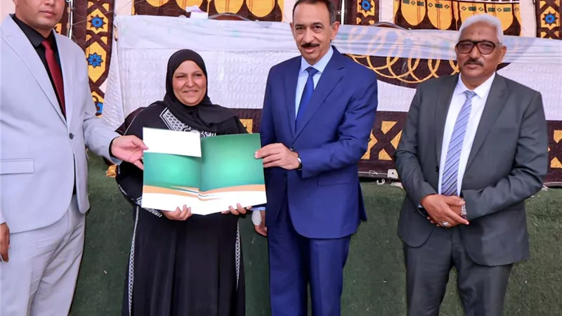 بقيمة 400 ألف جنيه.. محافظ سوهاج يسلم 20 شيك للفتيات المقبلات على الزواج