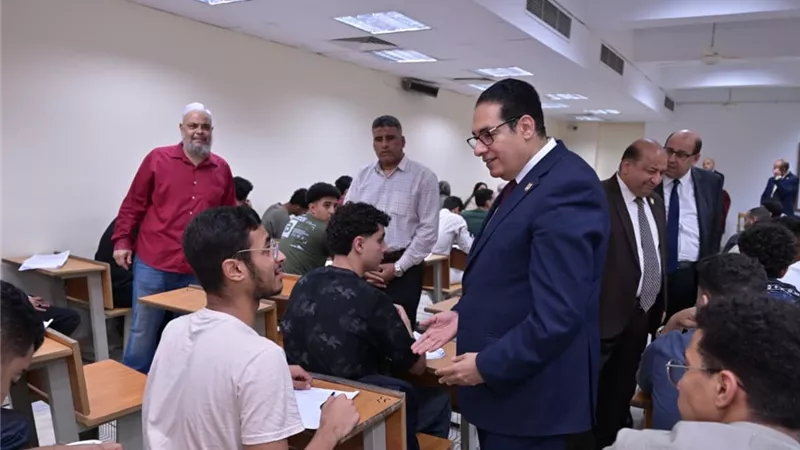 رئيس جامعة القاهرة يتابع انتظام امتحانات التيرم الثانى 