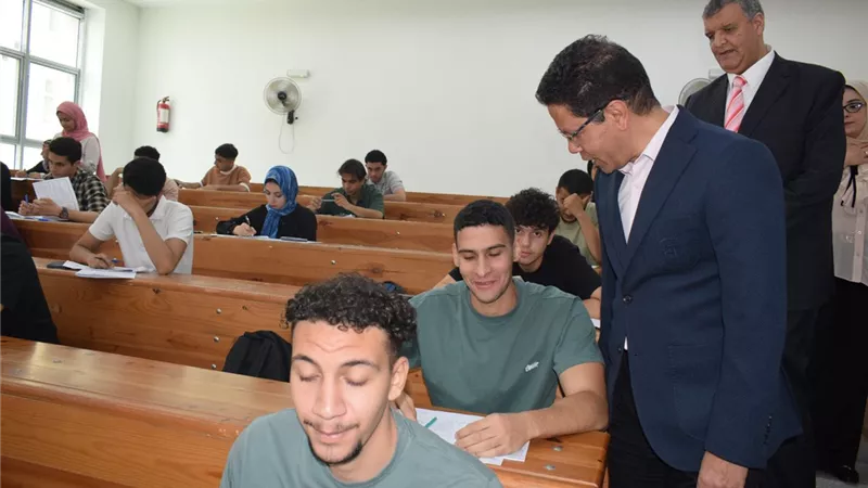 رئيس جامعة بنها يتفقد سير الامتحانات بكلية التجارة بمقر  الجامعة بالعبور