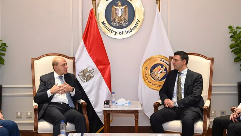 وزير الصناعة يبحث جذب استثمارات فرنسية جديدة وتوطين التكنولوجيا في مصر