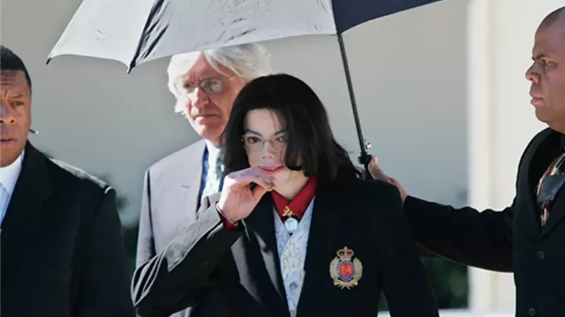  “نتفليكس” تفتح ملف محاكمة مايكل جاكسون في سلسلة وثائقية جديدة