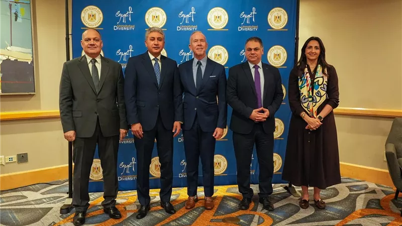 وزير السياحة يناقش استضافة مصر لمؤتمر اتحاد منظمي الرحلات الأمريكي 2027