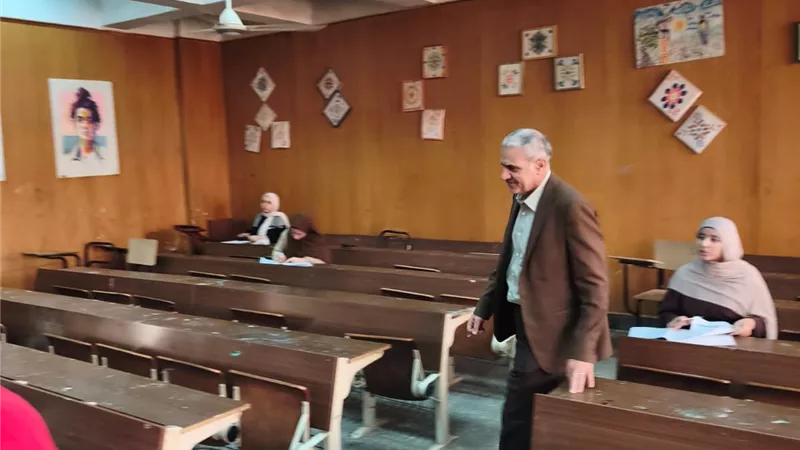رئيس جامعة أسوان يتابع امتحانات “التربية النوعية”ويشيد بالانضباط