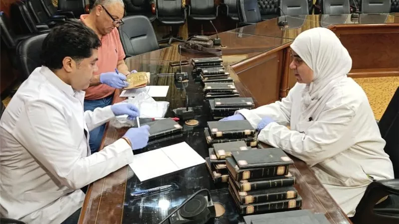 دار الكتب تبدأ مرحلة فحص وتصنيف كتب «مكتبة البلدية بدمنهور» قبل ترميمها  