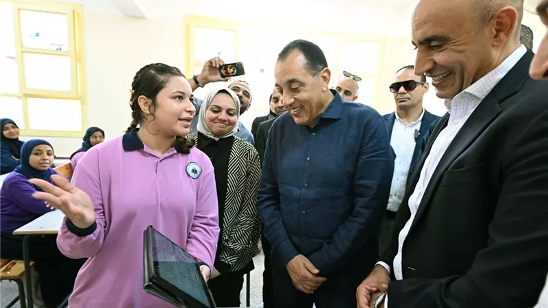 رئيس الوزراء يتابع انتظام الامتحانات داخل مدرسة الثانوية بنات