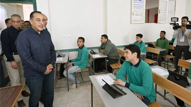 بالصور| رئيس الوزراء يتفقد مجمع بولاق الدكرور التعليمى