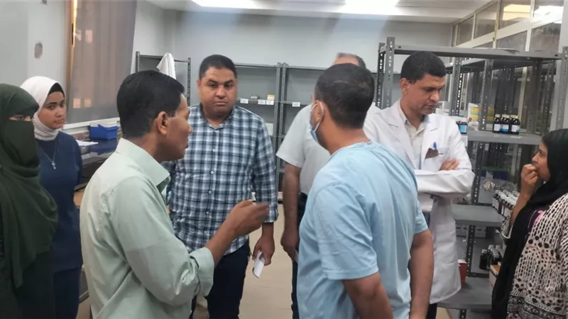 وكيل الصحة بالأقصر يتفقد مستشفى الحميات ويتابع تشغيل جهاز لمعالجة النفايات