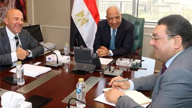“الكهرباء”و”إنكوم”تبحثان إنشاء مركز بيانات عالمي يعتمد على الطاقة المتجددة
