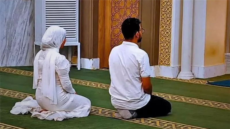 بداية مباركة.. عروسان يبدآن حياتهما بركعتين وتبرع خيري داخل مسجد بالمنيا