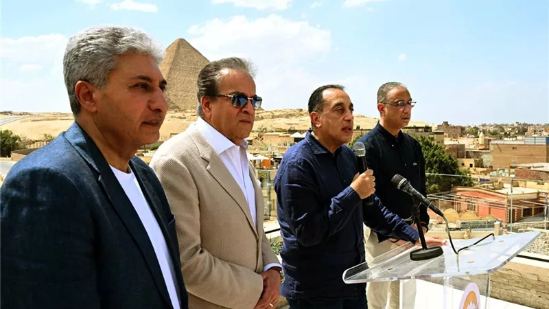 مدبولي من الجيزة: مدارس جديدة ومحاور مرورية كبرى وخطة لتطوير “نزلة السمان”