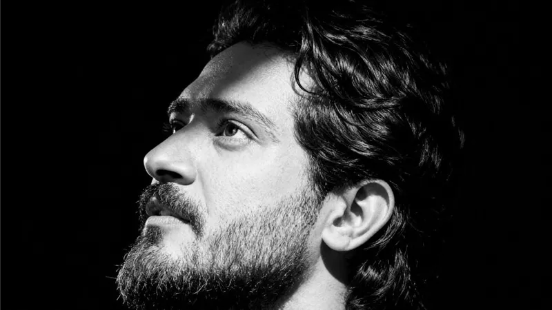 أحمد زعيم.. يطلب من الجمهور مشاهدة كليب أغنيته  الرومانسية 