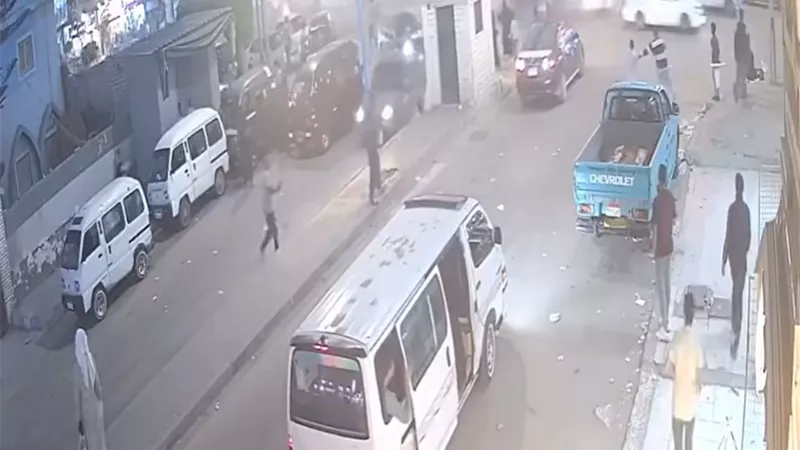 وفيات وإصابات ..لحظة حادث سيارة نقل مياة في مطروح بشارع الإسكندرية 