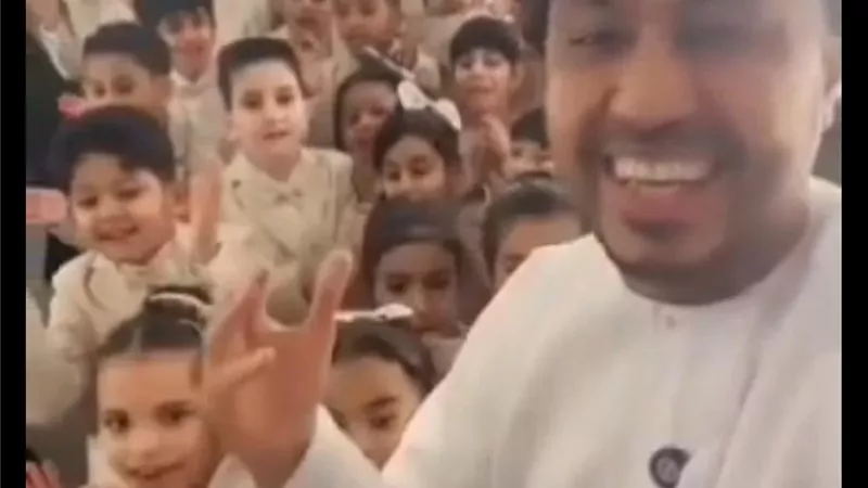 «الحلوة دي قامت تعجن».. طلاب عمانيون يشعلون التفاعل بأغنية مصرية بحفل تخرج