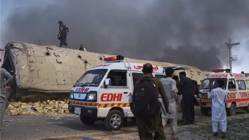 مقتل 24 شخصاً وإصابة 50 بتفجير قطار عسكري بباكستان