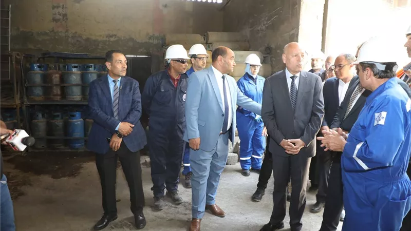 محافظ القاهرة يتفقد مستودع بوتاجاز عين الصيرة لمتابعة انتظام صرف الأنابيب